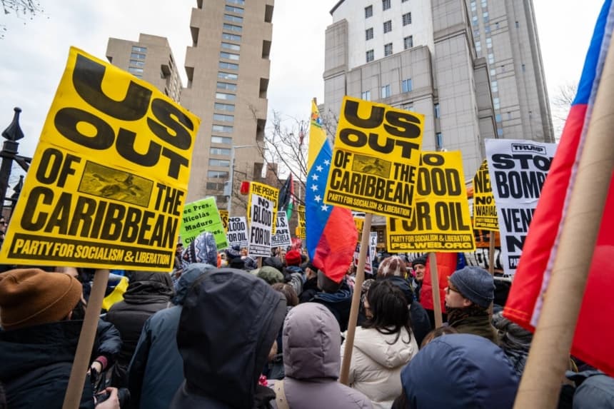 Manifestantes que se oponen a la captura del exlíder venezolano Nicolás Maduro se reúnen frente al tribunal federal en el Bajo Manhattan, donde se esperaba que compareciera ante un juez, en la ciudad de Nueva York, el 5 de enero de 2026. (Samira Bouaou/The Epoch Times)