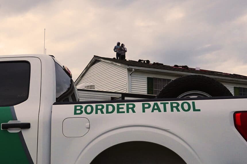 Los trabajadores de la construcción se niegan a bajar del tejado después de que agentes de la Patrulla Fronteriza de Estados Unidos llevaran a cabo una redada en una obra el 3 de diciembre de 2025 en Metairie, Luisiana. (Ryan Murphy/Getty Images).