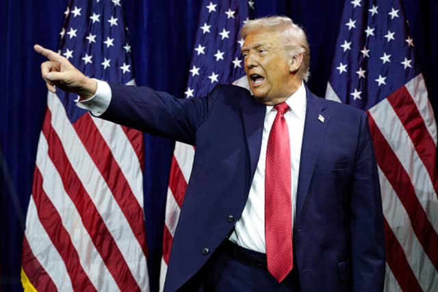 El presidente de los Estados Unidos, Donald Trump, se marcha tras intervenir en una reunión de los republicanos de la Cámara de Representantes celebrada en el Centro John F. Kennedy para las Artes Escénicas el 6 de enero de 2026 en Washington D. C. Los republicanos de la Cámara de Representantes debatirán su agenda legislativa para 2026 en la reunión. (Foto de Alex Wong/Getty Images).