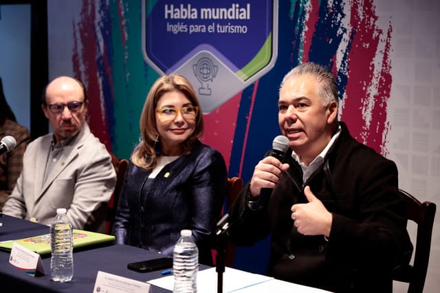 El presidente de la Cámara Nacional de la Industria de Restaurantes y Alimentos Condimentados (Canirac), Ignacio Alarcón (d), habla durante una rueda de prensa este martes, en Ciudad de México (EFE/José Méndez)