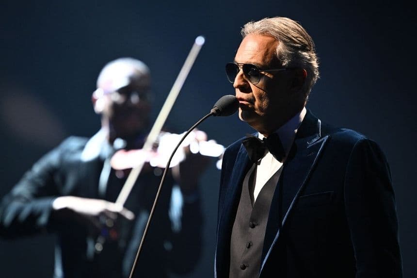 Andrea Bocelli actúa durante el sorteo oficial de la Copa Mundial de la FIFA 2026 en el Centro John F. Kennedy para las Artes Escénicas el 5 de diciembre de 2025 en Washington, DC. (Mandel NGAN - Pool/Getty Images)