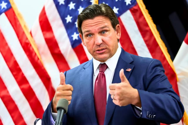 MIAMI, FLORIDA - 10 DE ABRIL: El gobernador de Florida, Ron DeSantis, habla durante una rueda de prensa el 10 de abril de 2025 en Miami, Florida. DeSantis habló de su deseo de aliviar a los propietarios de condominios de Florida de las elevadas cuotas con las que están luchando después de que se impusieran tras el derrumbe en 2021 de la torre de condominios en Surfside, Florida. (Foto de Joe Raedle/Getty Images)