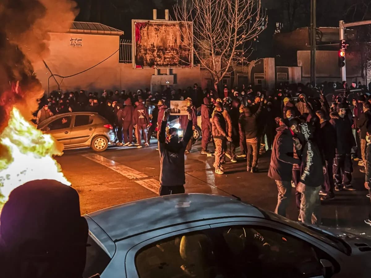 Iraníes bloquean una calle en Teherán, el 9 de enero de 2026. (East Images/AFP vía Getty Images)