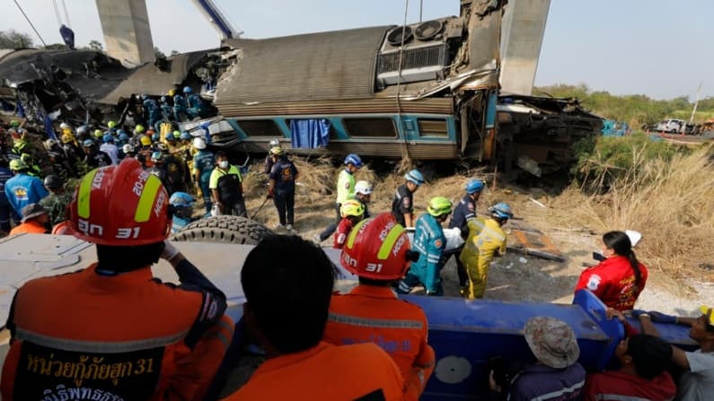 Una grúa cae sobre un tren en Tailandia y deja al menos 32 muertos