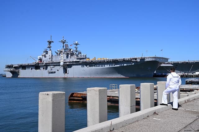 Un marinero de la Marina espera a que el presidente de Estados Unidos pronuncie su discurso durante la celebración del 250 aniversario de la Marina en el muelle 14 de la base naval de Norfolk, en Norfolk, Virginia, el 5 de octubre de 2025. (ALEX WROBLEWSKI/AFP vía Getty Images)