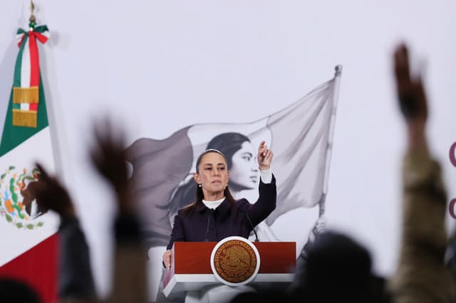 La presidenta de México, Claudia Sheinbaum, habla durante una rueda de prensa este miércoles, en Palacio Nacional de la Ciudad de México. Sheinbaum anunció que la titular de la Secretaría de Medio Ambiente y Recursos Naturales (Semarnat), Alicia Bárcena, acudirá en representación del país a la reunión anual del Foro de Davos, que se celebra en el conocido destino de los Alpes suizos del 19 al 23 de enero. (EFE/Mario Guzmán)