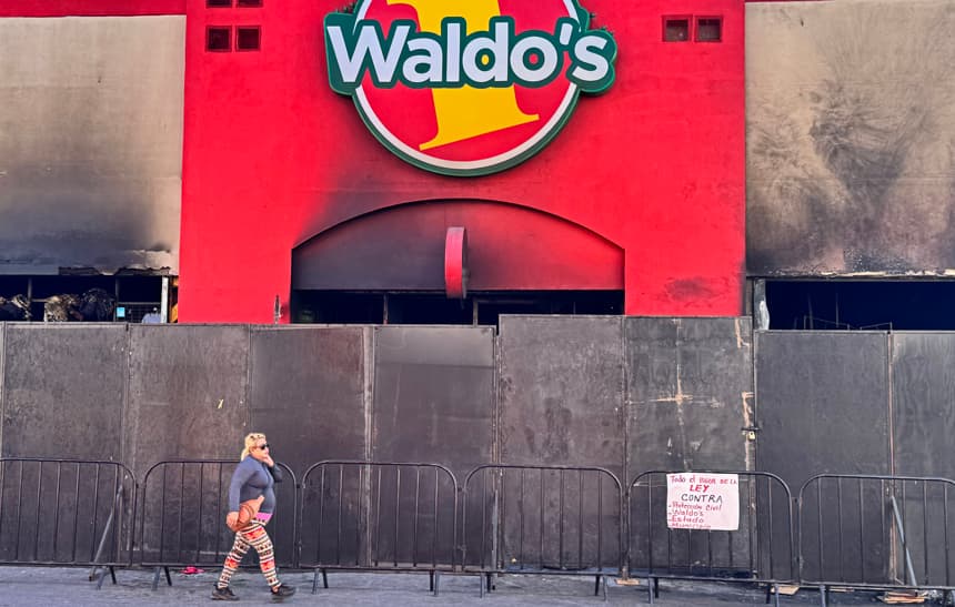 Una persona camina frente a la tienda de la cadena Waldos en Hermosillo, Sonora (Fotografía de archivo. EFE/ Daniel Sánchez)