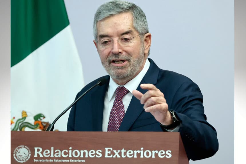 El secretario de Relaciones Exteriores de México, Juan Ramón de la Fuente, habla en una rueda de prensa en la Cancillería de México, en Ciudad de México (Imagen de archivo. EFE/ José Méndez)