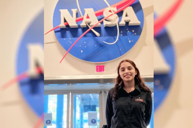 La joven mexicana Valeria Palacios Cruz ganó este miércoles una de las tres Medallas Mundiales de la Educación (World Education Medals) 2025 en la categoría de estudiantes por sus propuestas sociales y medioambientales innovadoras a través de la inteligencia artificial (IA). (EFE/HP/victor Leyva)