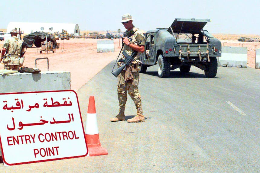 El aviador superior Luke Bingham, especialista en seguridad del 60.º Escuadrón de Policía de Seguridad, Base Aérea Travis, California, controla el flujo de tráfico en el punto de control de entrada el 21 de agosto de 1996, para la ciudad de tiendas de campaña erigida en la Base Aérea Príncipe Sultán, Al Kharj, Arabia Saudita. (Foto de RICHARD M HEILEMAN/DOD/AFP a través de Getty Images).