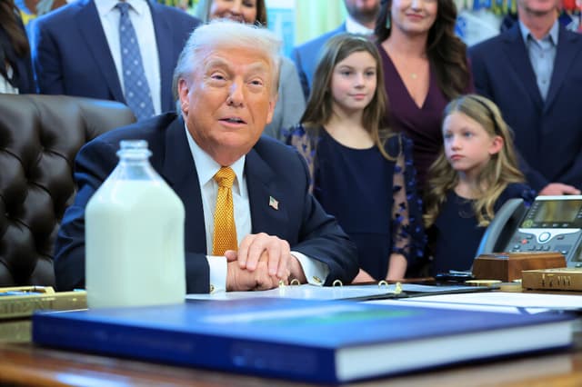 WASHINGTON, DC - 14 DE ENERO: El presidente de los Estados Unidos, Donald Trump, habla durante la firma de un proyecto de ley con productores lecheros en el Despacho Oval de la Casa Blanca el 14 de enero de 2026 en Washington, DC. Se espera que Trump firme una serie de proyectos de ley, entre ellos la "Ley de leche entera para niños sanos", que permite la venta de leche entera en los comedores escolares de todo el país. (Foto de Anna Moneymaker/Getty Images)