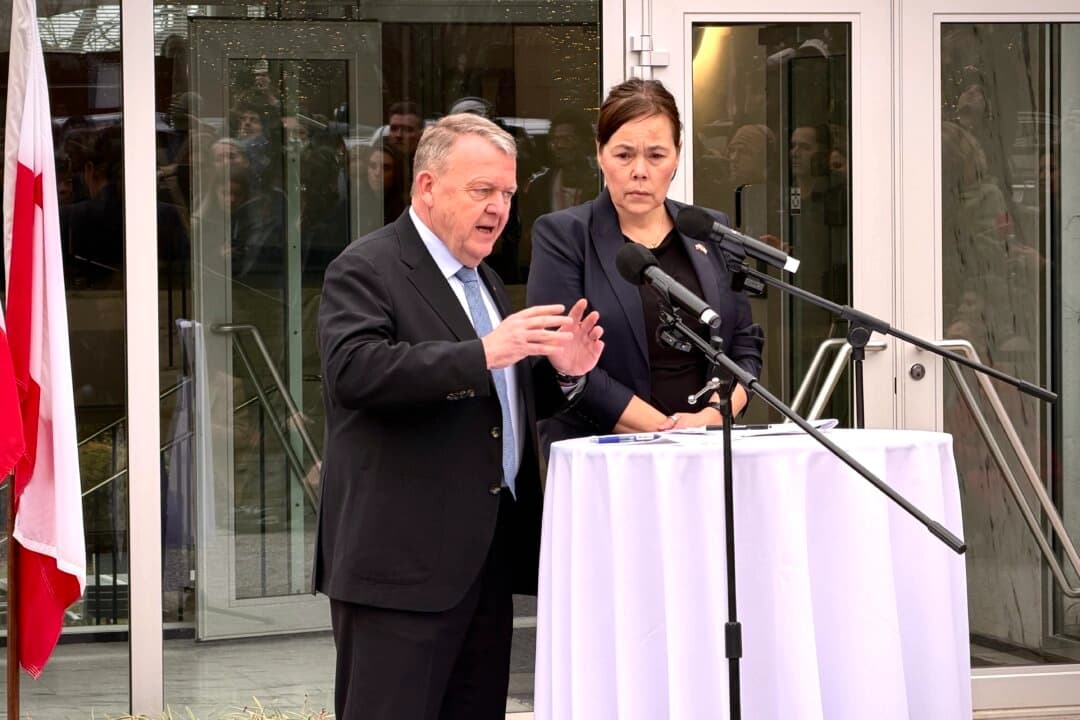 El ministro de Asuntos Exteriores de Dinamarca, Lars Loekke Rasmussen, y la ministra de Asuntos Exteriores de Groenlandia, Vivian Motzfeldt, hablan en una conferencia de prensa en la embajada de Dinamarca en Washington el 14 de enero de 2026. (Emel Akan/The Epoch Times)