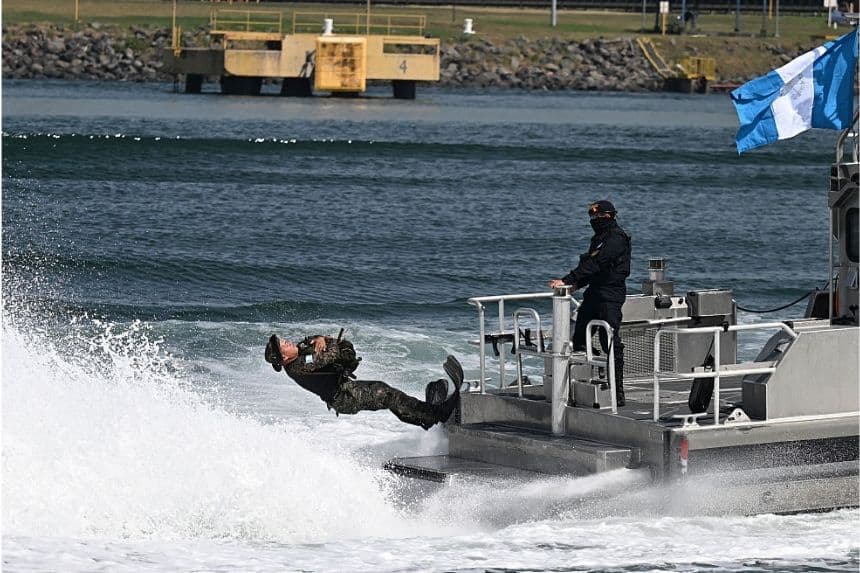 Miembros de la Fuerza Especial Naval de Guatemala participan en un simulacro tras una ceremonia de entrega de equipo militar marítimo y terrestre del gobierno de Estados Unidos a Guatemala en el Comando Naval del Pacífico en Puerto Quetzal, Escuintla, Guatemala, el 14 de noviembre de 2025. (JOHAN ORDONEZ/AFP vía Getty Images)