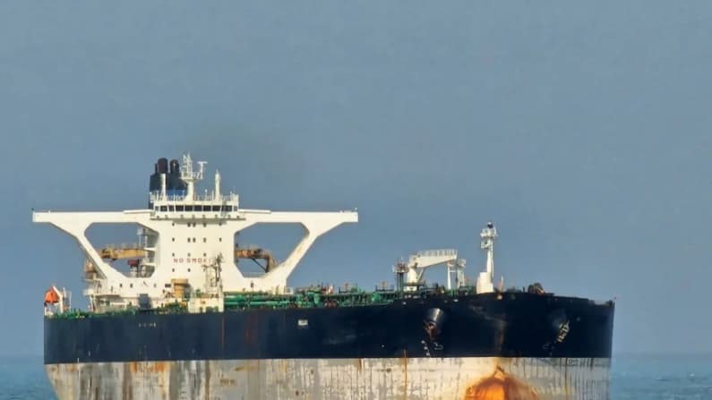 Francia intercepta petrolero de Rusia en el Mediterráneo