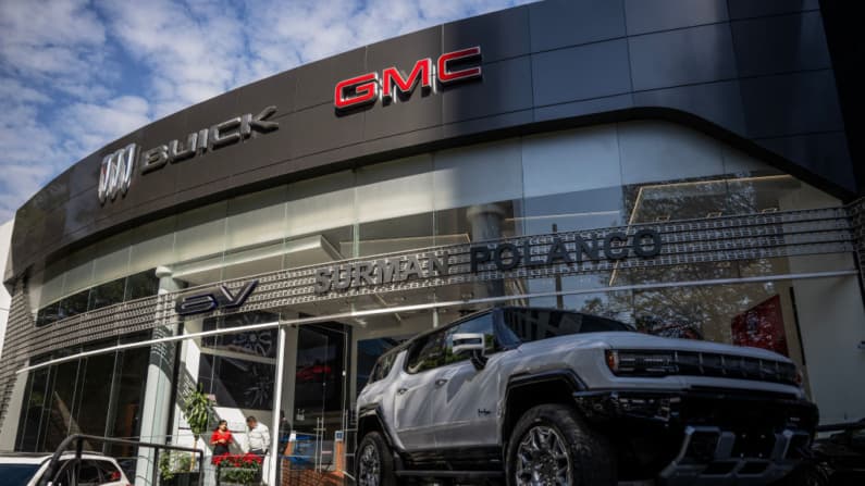 GM anuncia inversión de 1000 millones de dólares y ratifica que seguirá en México