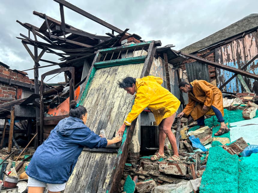 Una familia rescata pertenencias de entre los escombros de su hogar tras colapsar durante el paso del huracán Melissa por Santiago de Cuba, Cuba, el 29 de octubre de 2025. (YAMIL LAGE/AFP via Getty Images)