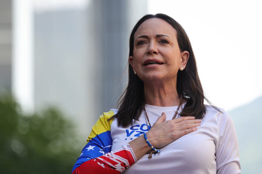 CARACAS, VENEZUELA - 9 DE ENERO: La líder opositora María Corina Machado gesticula durante una protesta contra el Gobierno el 9 de enero de 2025 en Caracas, Venezuela. Según la información compartida por el partido Vente Venezuela, Machado fue interceptada por las fuerzas gubernamentales desplegadas por el presidente Nicolás Maduro tras finalizar su participación en la manifestación. (Foto de Jesús Vargas/Getty Images)