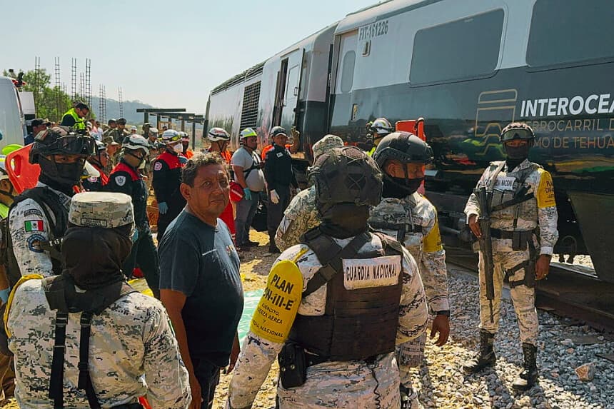 Soldados del Ejército mexicano y miembros de Protección Civil rescatan a pasajeros del tren Interoceánico que descarriló en Nizanda, estado de Oaxaca, en la ruta hacia Coatzacoalcos, México, el 28 de diciembre de 2025. (Rusvel RASGADO / AFP vía Getty Images)