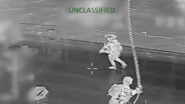 Personal militar estadounidense desciende de un helicóptero al buque cisterna Veronica durante una operación de abordaje e incautación en el mar Caribe, el 15 de enero de 2026. (Comando Sur de EE. UU./Captura de pantalla)