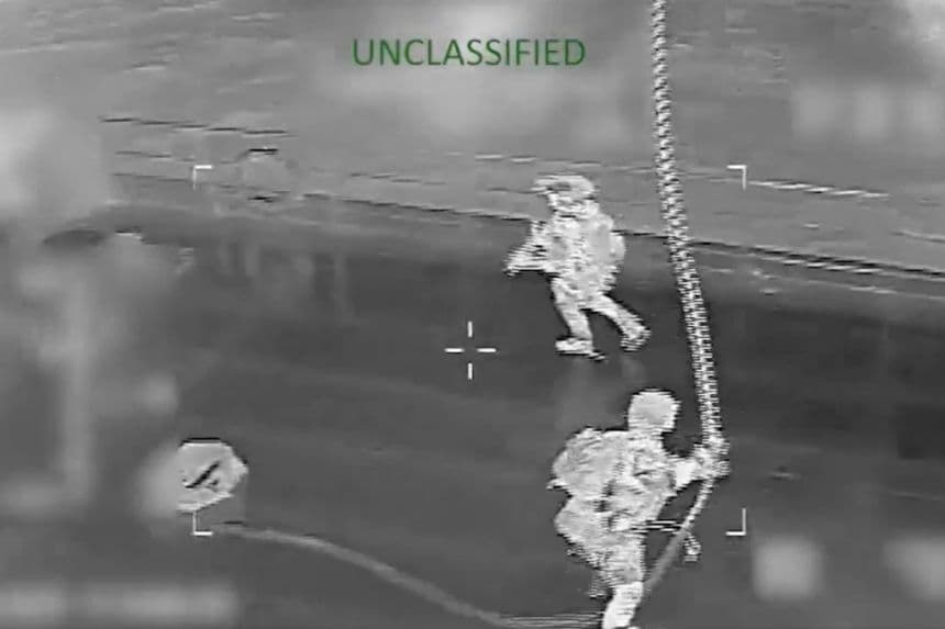 Personal militar estadounidense desciende de un helicóptero al buque cisterna Veronica durante una operación de abordaje e incautación en el mar Caribe, el 15 de enero de 2026. (Comando Sur de EE. UU./Captura de pantalla)