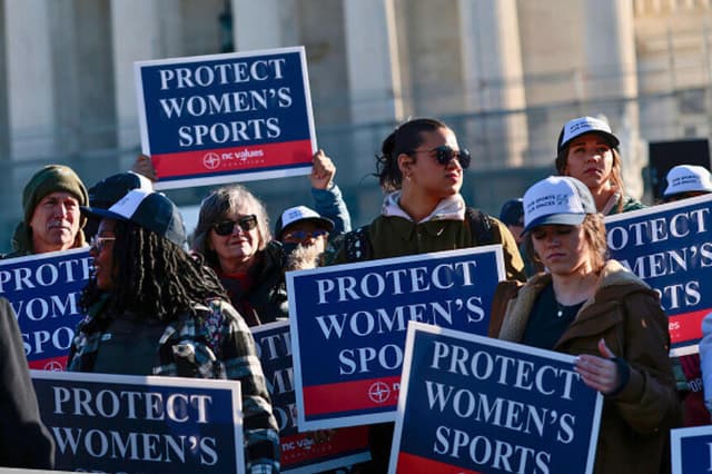WASHINGTON, DC - 13 DE ENERO: Manifestantes en contra de que los atletas transgénero compitan en deportes femeninos se reúnen frente a la Corte Suprema el 13 de enero de 2026 en Washington, DC. Grupos de ambos lados del debate se reunieron el martes por la mañana para protestar mientras se escuchaban en la Corte Suprema dos casos que prohíben a las niñas transgénero unirse a equipos deportivos femeninos. (Foto de Heather Diehl/Getty Images).