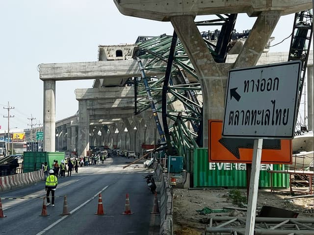 Equipos de emergencia en el lugar del accidente. (EFE/EPA/NARONG SANGNAK)