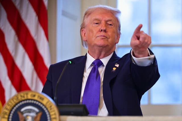 WASHINGTON, DC - 9 DE ENERO: El presidente de los Estados Unidos, Donald Trump, responde a las preguntas de los medios de comunicación durante una reunión con ejecutivos del sector del petróleo y el gas en el Salón Este de la Casa Blanca el 9 de enero de 2026 en Washington, DC. Trump celebra la reunión para discutir los planes de inversión en Venezuela tras derrocar a su líder Nicolás Maduro. (Foto de Alex Wong/Getty Images).