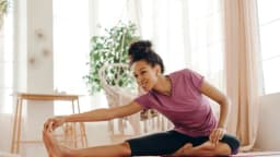 10 ejercicios de estiramiento fascial para mejorar molestias en hombros, cuello y zona lumbar