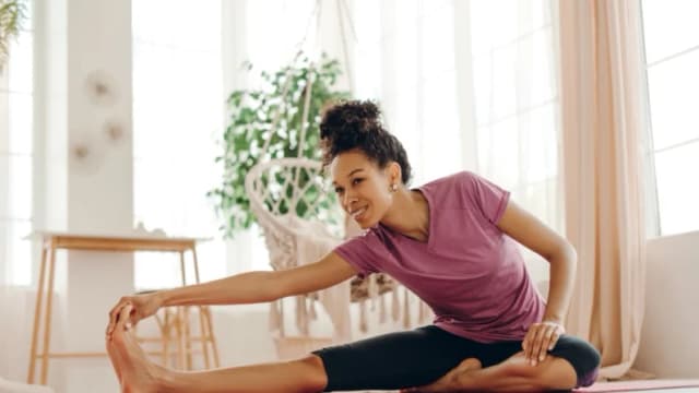 10 ejercicios de estiramiento fascial para mejorar molestias en hombros, cuello y zona lumbar