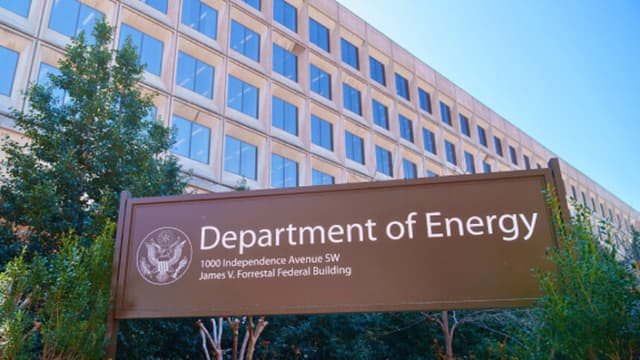 WASHINGTON, DC - 18 DE MARZO: El edificio del Departamento de Energía de los Estados Unidos se ve detrás de un letrero que indica la ubicación de la sede de la agencia el 18 de marzo de 2025, en Washington, DC. (Foto de J. David Ake/Getty Images).
