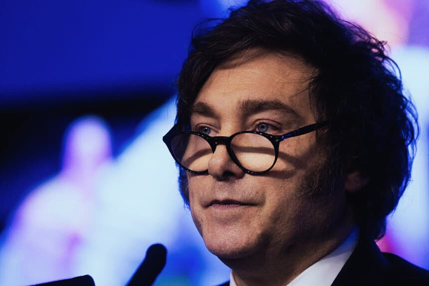 El presidente de Argentina, Javier Milei, se dirige a sus seguidores tras las elecciones de mitad de mandato celebradas el 26 de octubre de 2025 en Buenos Aires, Argentina. (Tomás Cuesta/Getty Images)