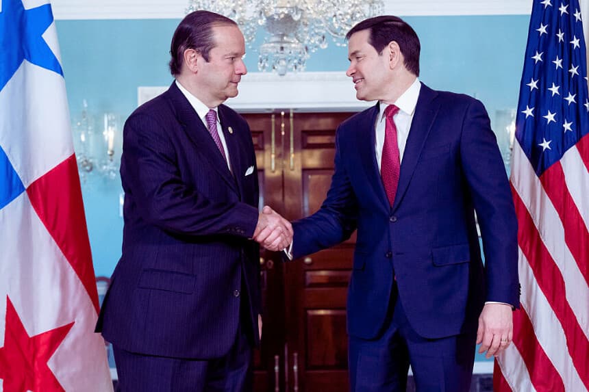 El secretario de Estado de EE. UU., Marco Rubio, saluda al ministro de Relaciones Exteriores de Panamá, Javier Martínez-Acha (izquierda), antes de las reuniones en el Departamento de Estado en Washington, D.C., el 13 de enero de 2026. (SAUL LOEB / AFP vía Getty Images)