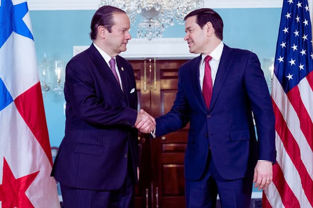 El secretario de Estado de EE. UU., Marco Rubio, saluda al ministro de Relaciones Exteriores de Panamá, Javier Martínez-Acha (izquierda), antes de las reuniones en el Departamento de Estado en Washington, D.C., el 13 de enero de 2026. (SAUL LOEB / AFP vía Getty Images)