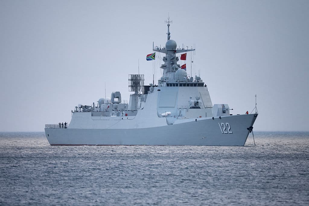 Vista general del destructor chino lanzamisiles Tangshan (casco 122) atracado en False Bay, cerca de Simon's Town, cerca de Ciudad del Cabo, el 6 de enero de 2026. El ejercicio Will For Peace 2026, liderado por China, reúne a las marinas de los países BRICS Plus para realizar operaciones conjuntas de seguridad marítima. (Foto de RODGER BOSCH / AFP a través de Getty Images)
