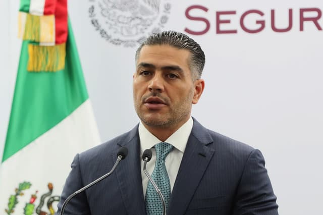 El titular de la Secretaría de Seguridad y Protección Ciudadana, Omar García Harfuch, habla durante una conferencia de prensa en Ciudad de México (EFE/ Mario Guzmán)
