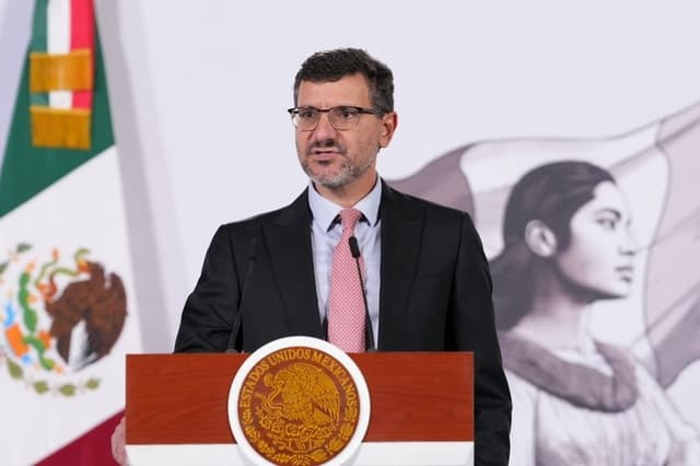 Fotografía cedida por la presidencia de México, que muestra al presidente global de Pilgrim's Pride, Fabio Sandri, durante una rueda de prensa este jueves, en el Palacio Nacional de Ciudad de México, México. (EFE/ Presidencia de México)