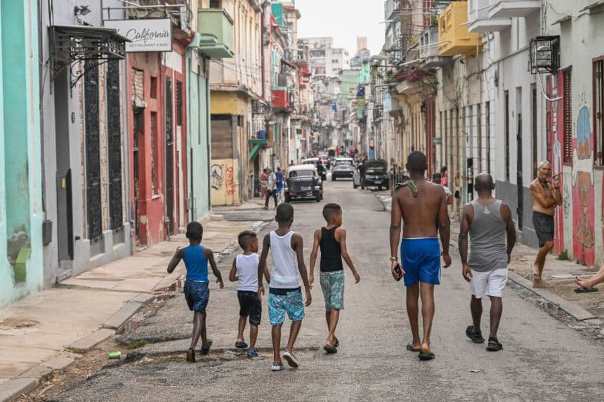 Gente caminando por una calle de La Habana el 7 de enero de 2026. (Yamil LAGE / AFP a través de Getty Images)