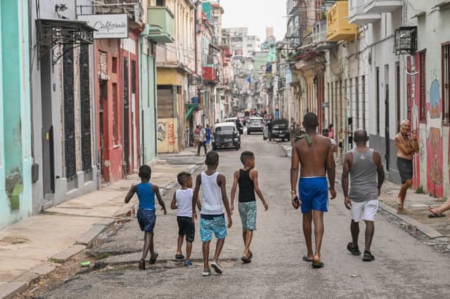 Gente caminando por una calle de La Habana el 7 de enero de 2026. (Yamil LAGE / AFP a través de Getty Images)