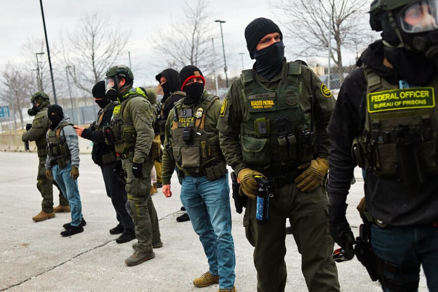 Agentes federales se enfrentan a manifestantes contra el ICE durante una protesta frente al edificio federal Bishop Whipple en Minneapolis, Minnesota, el 15 de enero de 2026. (Octavio JONES / AFP vía Getty Images)