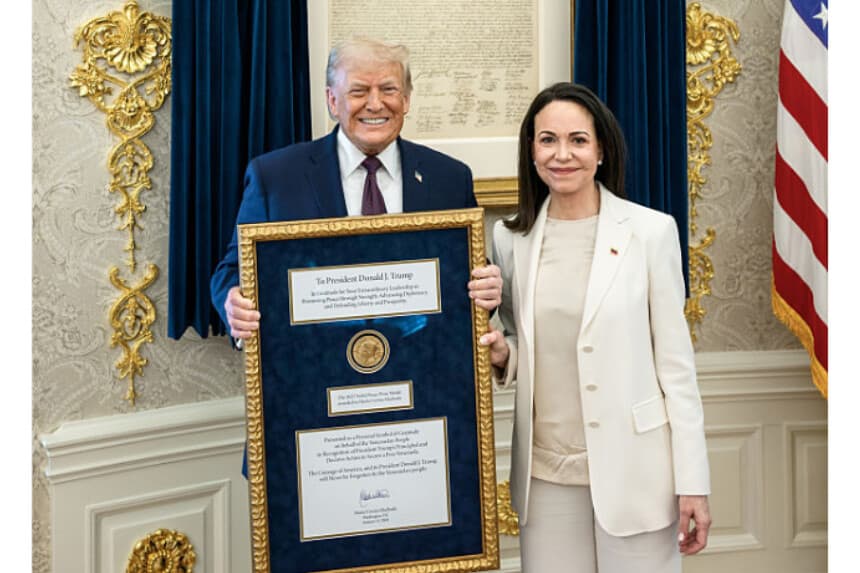 El presidente Donald Trump se reúne con la líder de la oposición venezolana María Corina Machado en el Despacho Oval el 15 de enero de 2026, en Washington, D.C. (Foto de Daniel Torok/La Casa Blanca a través de Getty Images)