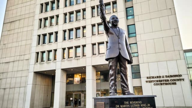 Cirujano y psicólogo defienden aprobación de cirugía de género en adolescentes durante juicio