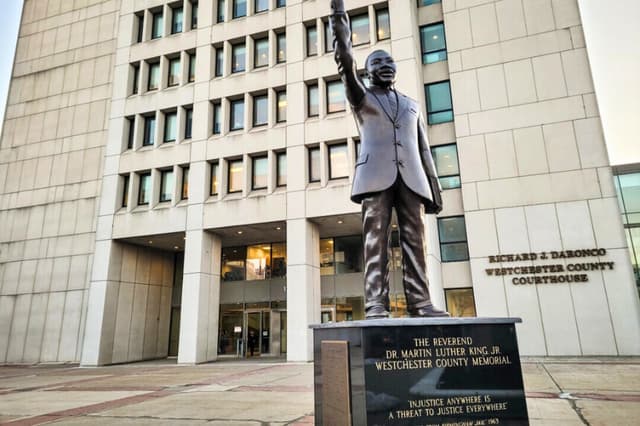 Cirujano y psicólogo defienden aprobación de cirugía de género en adolescentes durante juicio