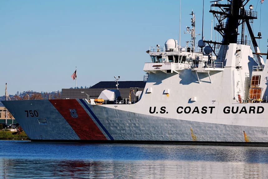 Un barco de la Guardia Costera de los Estados Unidos atracado en la isla Coast Guard Island Alameda el 21 de noviembre de 2025 en Alameda, California. (Justin Sullivan/Getty Images)