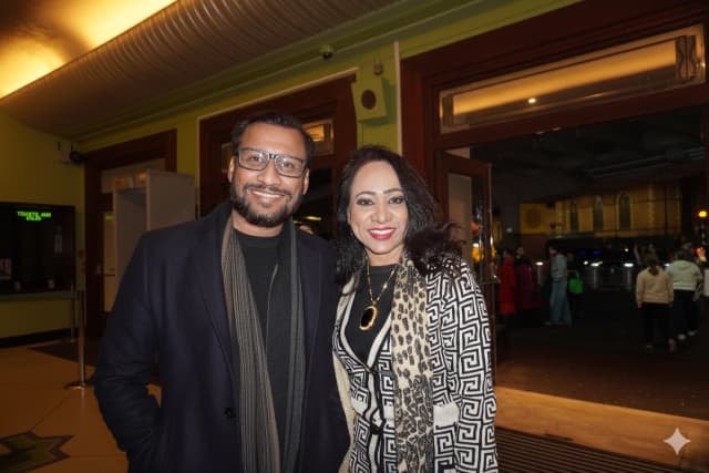 El 16 de enero de 2026 Arafat Hossain y su esposa, Nesa Hossain, disfrutaron la cuarta función de Shen Yun 2026 en el Eventim Apollo de Hammersmith, Londres. El Sr. Hossain es Director de Operaciones Académicas de una universidad londinense. (Mary Man/The Epoch Times)