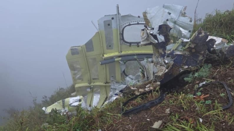 Indonesia encuentra restos del avión desaparecido y el cuerpo de una persona