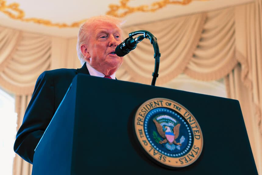 El presidente de Estados Unidos, Donald Trump, habla durante una ceremonia de inauguración de una carretera en Mar-a-Lago el 16 de enero de 2026 en Palm Beach, Florida. (Anna Moneymaker/Getty Images)