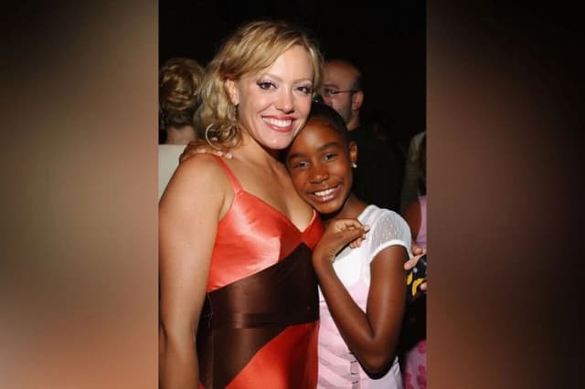 Las actrices Jordan Ballard (Izq.) y Kianna Underwood posan mientras asisten a la fiesta posterior al estreno de "Hairspray" en el Teatro Pantages de Hollywood, California, el 21 de julio de 2004. (Amanda Edwards/Getty Images)