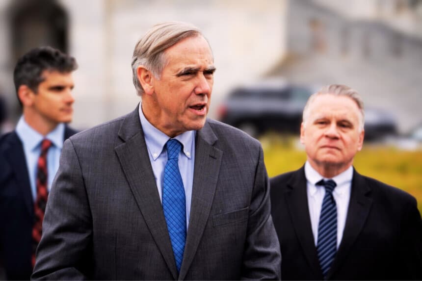 El senador Jeff Merkley (D-Ore. (C)), acompañado por el presidente de la Comisión Ejecutiva del Congreso sobre China (CECC), el representante Chris Smith (R-N.J. (R)), habla durante una conferencia de prensa en Washington el 22 de marzo de 2024. (Madalina Vasiliu/The Epoch Times)