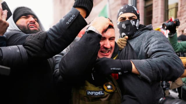 Protesta contra el ICE ahuyenta marcha de un indultado del 6 de enero en Minneapolis