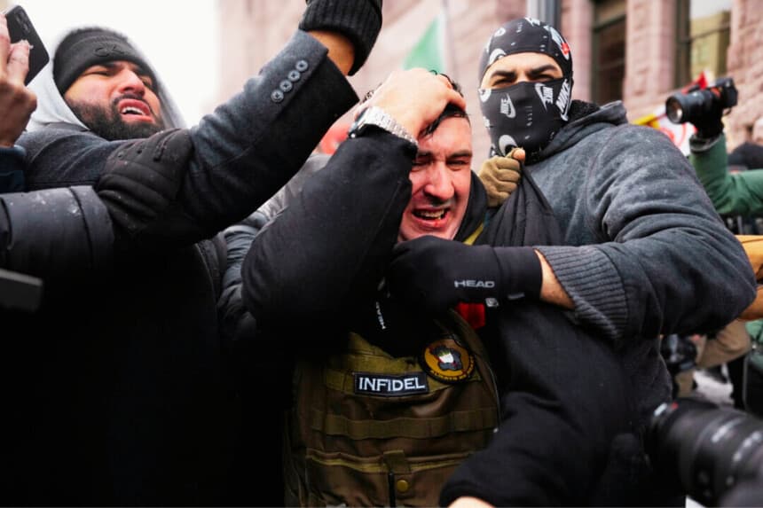 Jake Lang (C), organizador de la protesta "March Against Minnesota Fraud" (Marcha contra el fraude de Minnesota), se lleva las manos a la cabeza al abandonar la concentración cerca del Ayuntamiento de Minneapolis, el 17 de enero de 2026. (Yuki Iwamura, foto de AP)